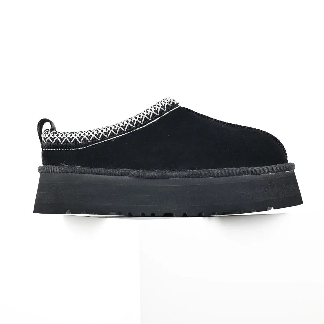 Copy price 💰560 Core recommendation of good price 5cm thick sole, independently developed original outsole, cashmere insole, keeping warm in winter, suitable for home use. In the new year, uug launched a style series, which is partially geared towards the preferences of young consumers. It has also moved to the forefront of fashion trends. Shoe body material, water-repellent coated suede upper, 17 mm UGGPURE™ implanted wool insole, lightweight non-slip and comfortable rubber outsole, with brand LOGO and trademark, with full package Size: 35 36 37 38 39 40
